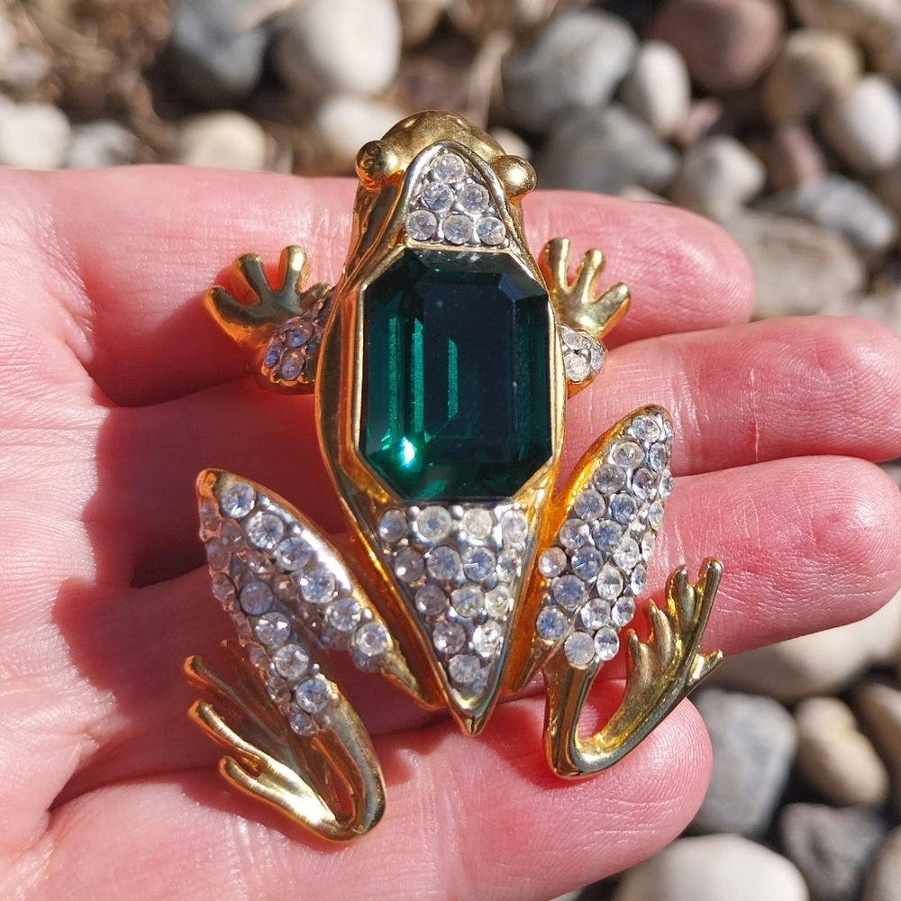 Gold and Green Frog Brooch - Picture 3 of 14